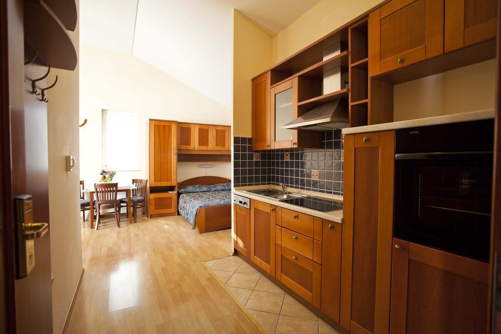 ApartHotel Bijeli Delfin Biograd Na Moru Buitenkant foto